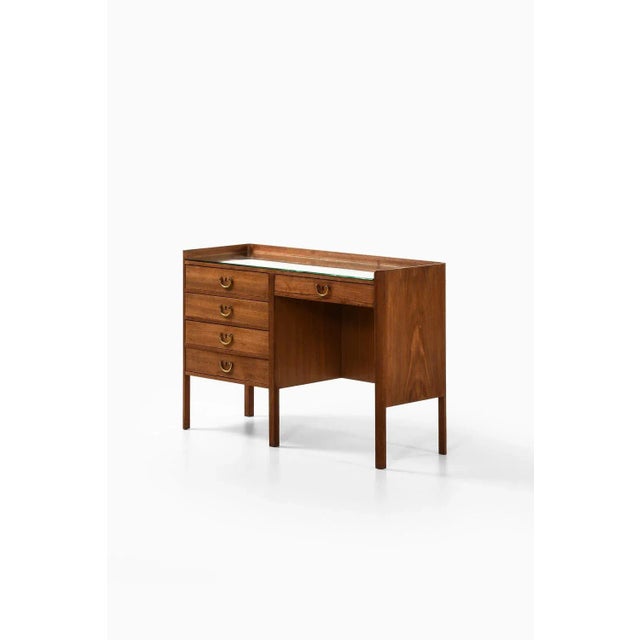 Vintage Dressing Table in Walnut and Glass by Josef Frank, 1950s For Sale - Image 3 of 10