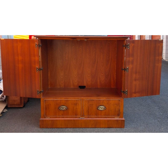 Late 20th Century Federal Style Yew Wood Double Door Side Cabinet For Sale - Image 9 of 15