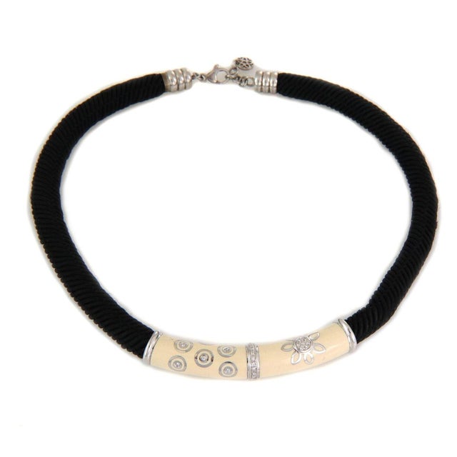 This is an auhtentic collar necklace by La Nouvelle Bague, the round long curved tube shape pendant is crafted from 18k...