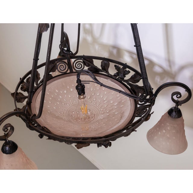 1920s Art Deco Lunéville Pink Frosted and Wrought Iron Chandelier 1925 by Muller Frères, 1920s For Sale - Image 5 of 15
