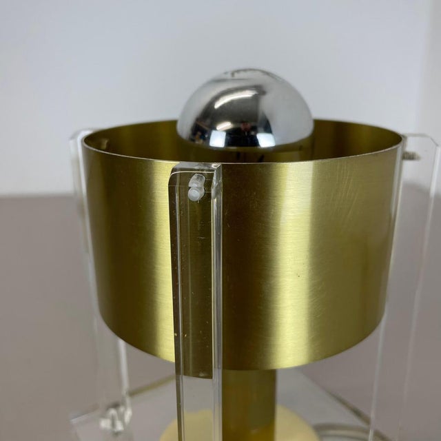 Metal Postmodern Cubic Table Light in Brass and Acrylic Glass, 1970 For Sale - Image 7 of 17