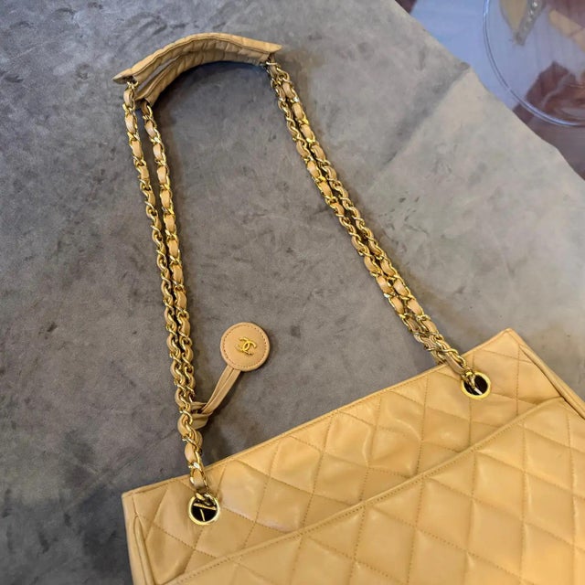 1980s Vintage Chanel Beige Lambskin Leather and Brass Shoulder Bag For Sale - Image 16 of 18