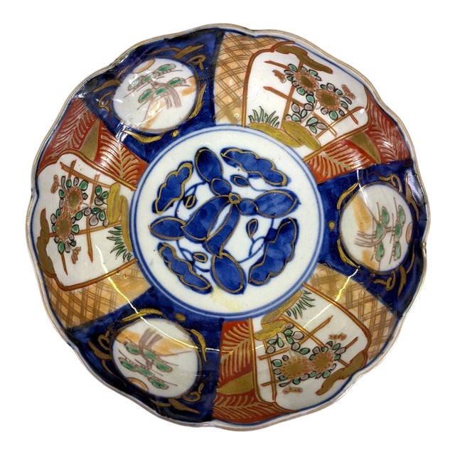 19th Century Japanese Imari Porcelain Scalloped Plate For Sale
