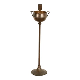 Roycroft Trefoil Antique Mission Arts & Crafts Hand-Hammered Copper Smoker's Stand With Ashtray, Circa 1910 For Sale