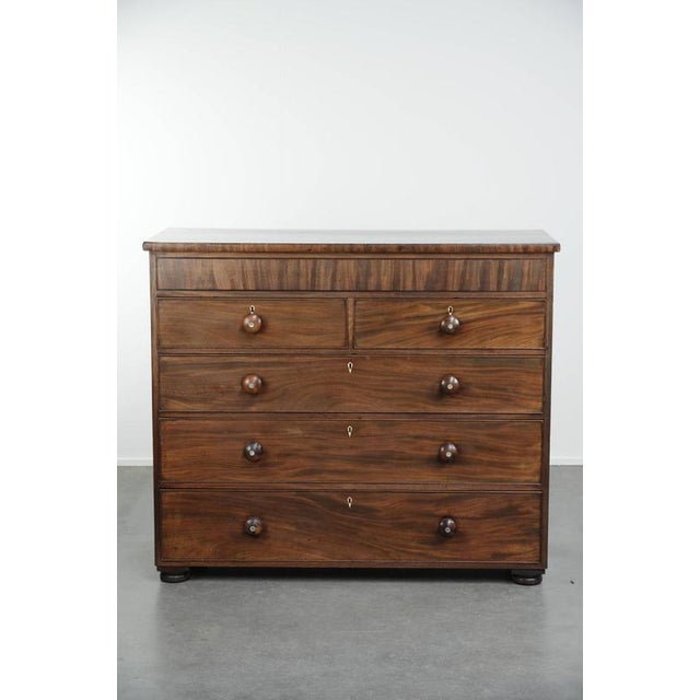 Large antique English chest of drawers/commode from the early 19th century with 5 drawers and beautiful details. : This...