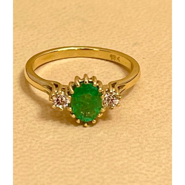 Oval Cut Emerald & Diamond Ring in 18 Karat Yellow Gold For Sale - Image 4 of 18