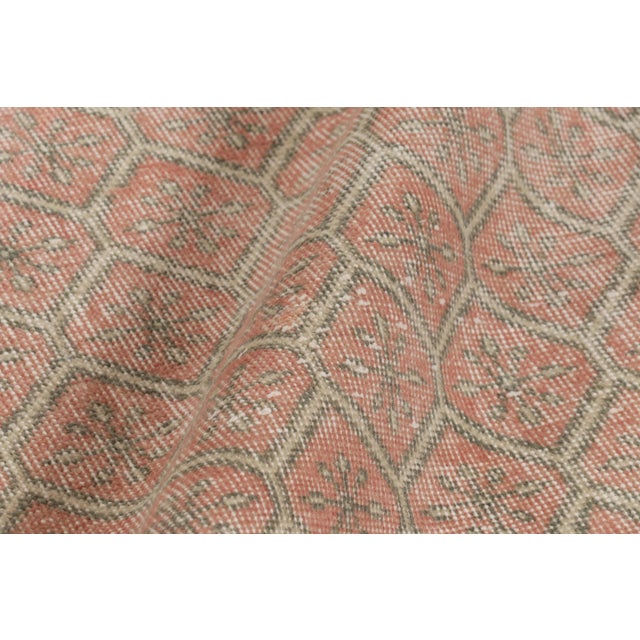 Textile Vintage Distressed Rug, Pink & Beige With Diamond Geometric Pattern – Rug & Kilim For Sale - Image 7 of 8