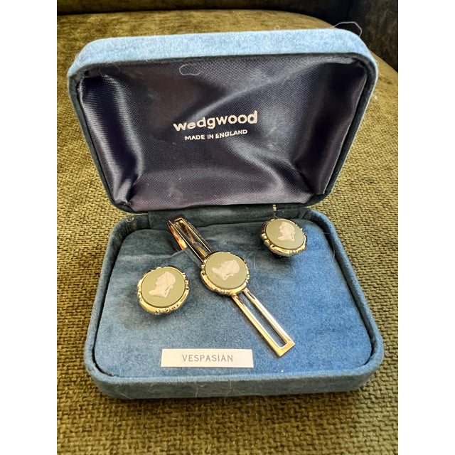 Metal Vintage Royal British “Wedgwood” Jasper ware Gold Pate Cufflinks & Tie Clip Set For Sale - Image 7 of 8