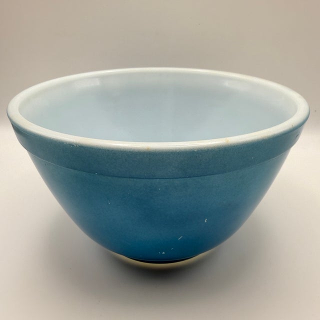 Vibrant 1940s Pyrex Primary Colors Mixing Bowl Complete Set For Sale - Image 15 of 17