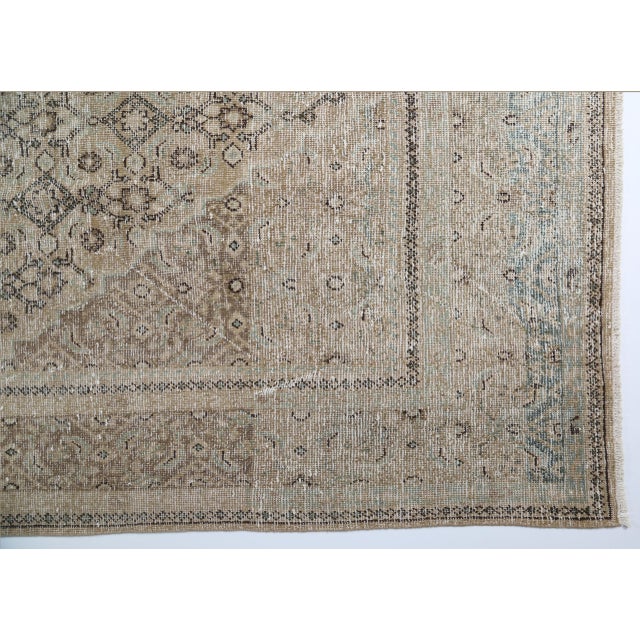 Oversized Antique Persian Kaskay Rug – Intricate Lattice Design in Soft Neutrals 9' 5'' X 12 ' 11'' For Sale - Image 10 of 11