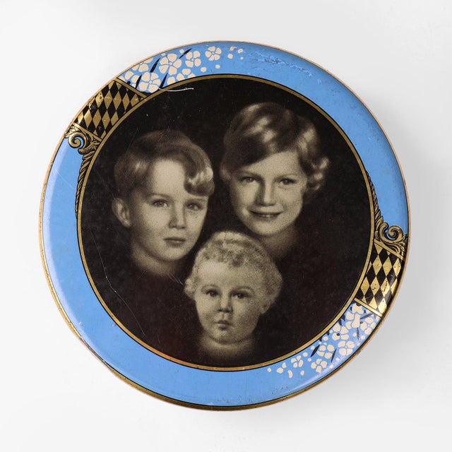 Tin Can of the Belgian Royal Family, 1930s For Sale - Image 11 of 11