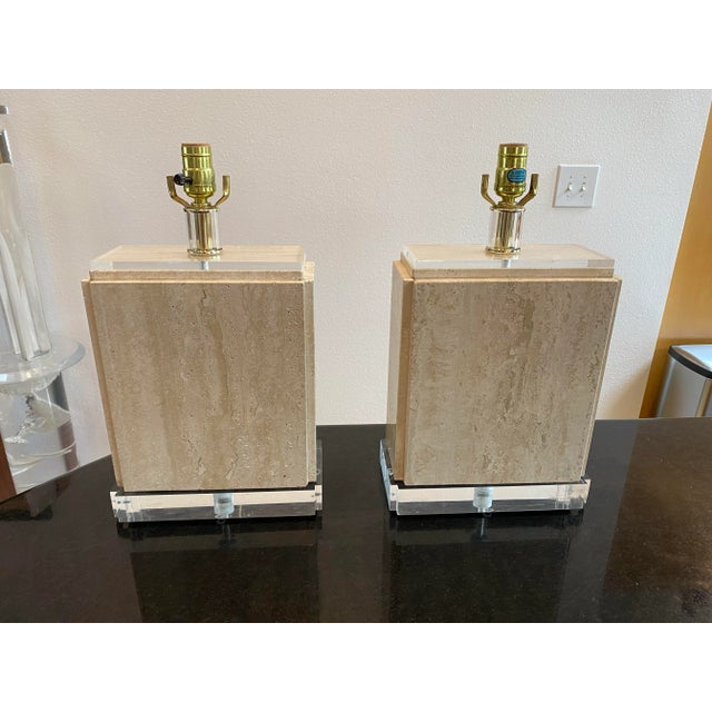Sculptural Pair of Travertine & Lucite Table Lamps — Geometric Postmodern Italian Design For Sale - Image 4 of 10