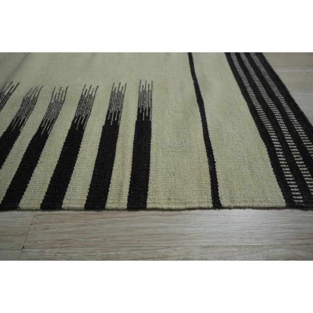 2020s 4x6 Sloane Majestic Gray Minimalist Kilim Geometric Modern Flatweave Wool Rug For Sale - Image 5 of 9