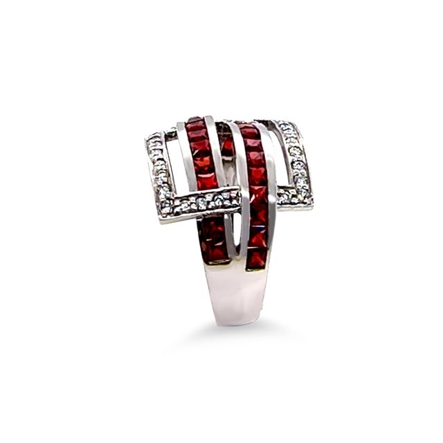 Contemporary 14ct White Gold Garnet and Diamond Ring 0.26ct 6.35g, Size 8.75 For Sale - Image 3 of 8