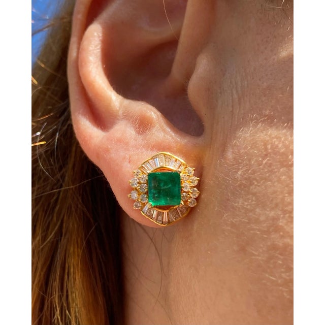 Late 20th Century Colombian Emerald earrings in Art Deco inspired 18k yellow gold setting For Sale - Image 5 of 6
