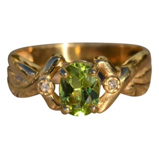 The Teleri: Ladies 14K Peridot and Diamond Twist Ring For Sale