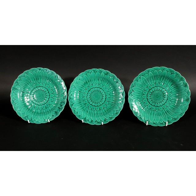 Wedgwood Green Majolica Earthenware Sunflower Plates Set (15) For Sale In Philadelphia - Image 6 of 11
