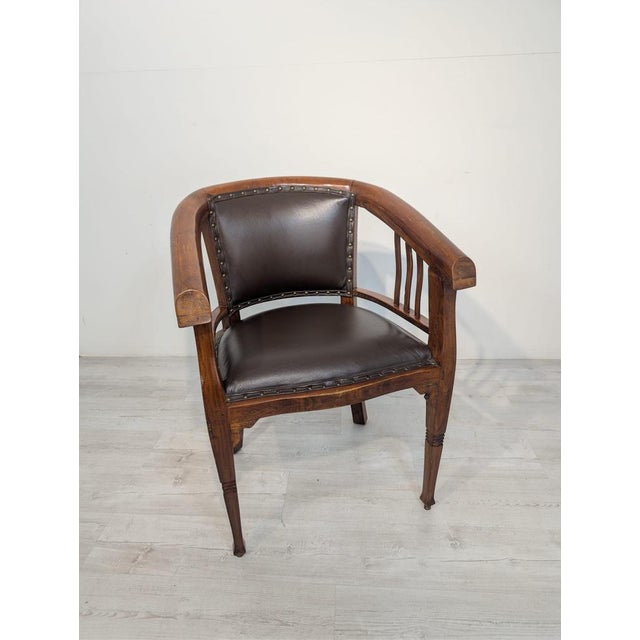 Interwar Wooden Office Chair in Genuine Leather This stylish interwar-era office chair is crafted from wood and...