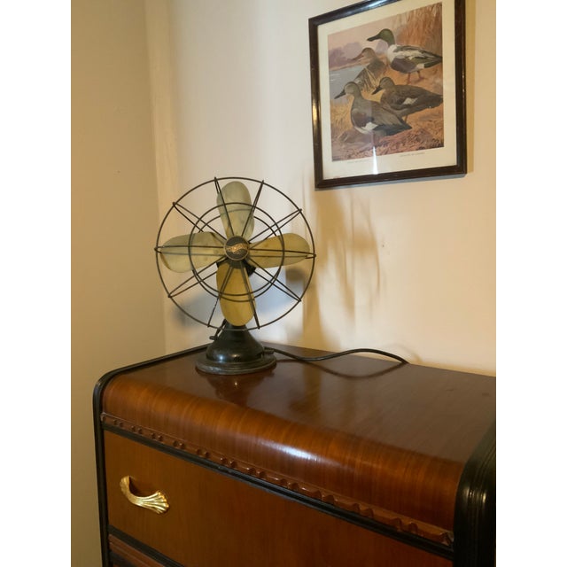 Metal Rare 1930s Art Deco Westinghouse “Debon-Aire” Oscillating Desk Electric Fan - Fully Functional For Sale - Image 7 of 8