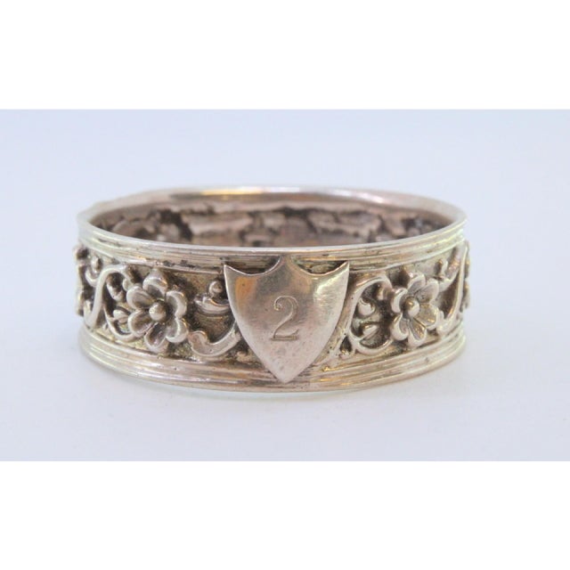 Silver Napkin Ring with Raised Floral Motifs and Monogram Card, in Good conditions. Designed 1890 to 1919