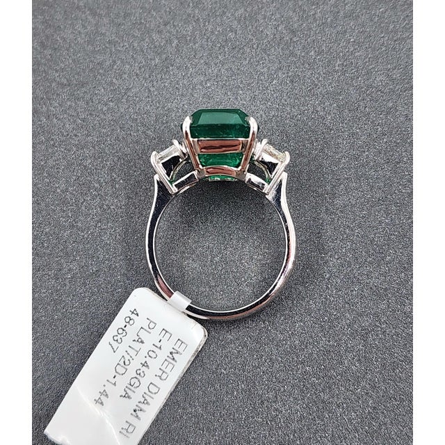 Green 10.43 Ct Gia Certified Zambian Emerald & Diamond Ring Size 7 For Sale - Image 8 of 10