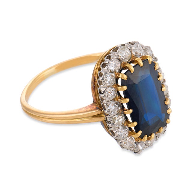 1910s 1910s Edwardian Gia 2.40 Carat No Heat Sapphire Diamond 18k Yellow Gold Cluster Ring, Size 7 For Sale - Image 5 of 5