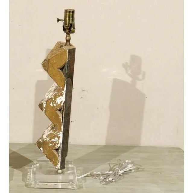 Italian Early 20th Century Single Italian Fragment Table Lamp on Lucite Base For Sale - Image 3 of 3
