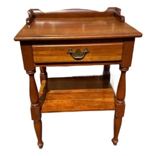 Late 20th Century American Colonial Cherry Wood Bedside Table For Sale