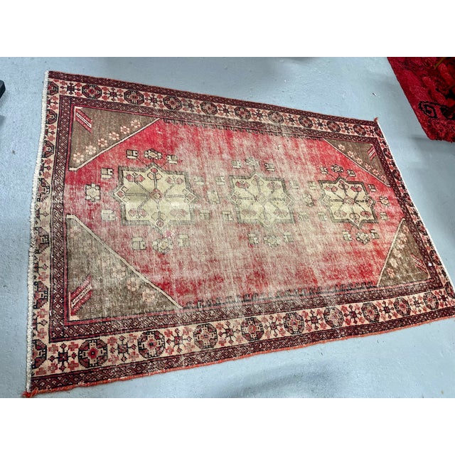 Vintage Distressed Geometric Rug Three Medallion Design – 49″ × 74″ For Sale - Image 12 of 15