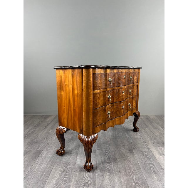 Brown 20th Century Louis XV Chest of Drawers in Walnut Burl Veneer For Sale - Image 8 of 12
