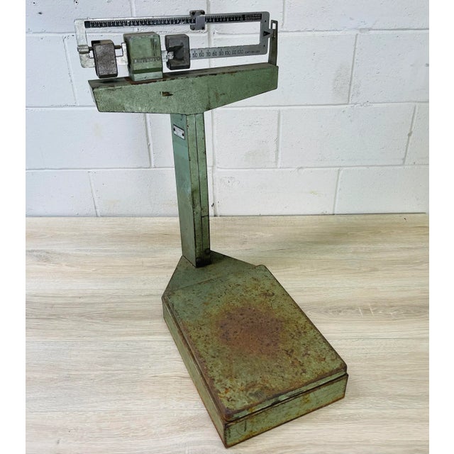 Vintage 1950s industrial style metal table top scale by Detecto. Scale is all metal and holds over 100lbs. A few nicks and...