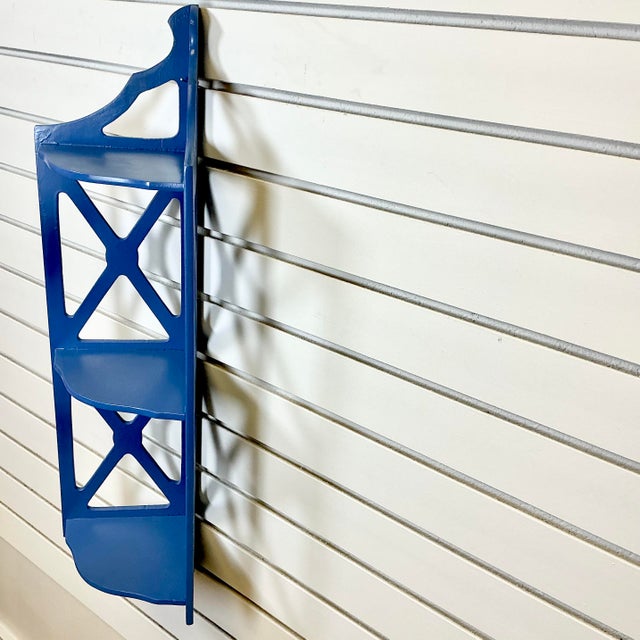 1960s Vintage Americana Boho Chic Folk Art 3-Tier Wall Mounted Corner Shelf. For Sale - Image 12 of 13