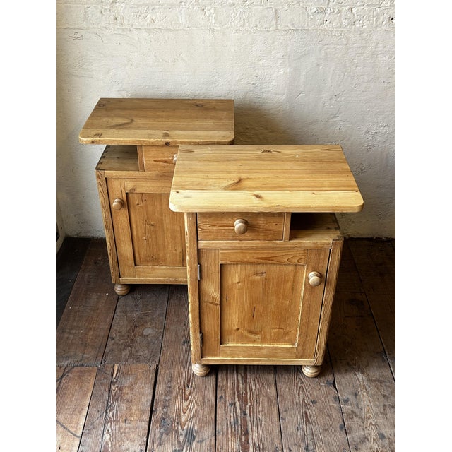 Rustic Victorian English Pine Bedside Cabinets with Drawer & Cupboard, 1880s, Set of 2 For Sale - Image 3 of 9