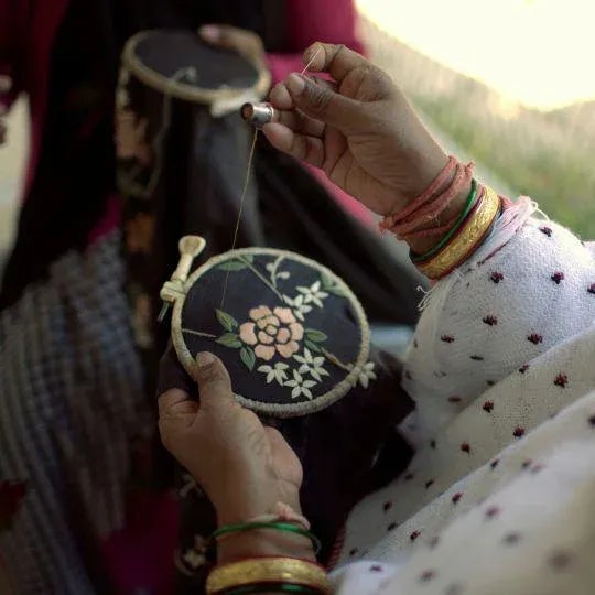 Reverent of nature, our Pearle design exhibits a lyrical composition of vines and birds with discreet gold edgings....