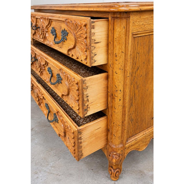 Wood 1950s Italian French Louis XV Style Carved Pine Chest / Commode For Sale - Image 7 of 10