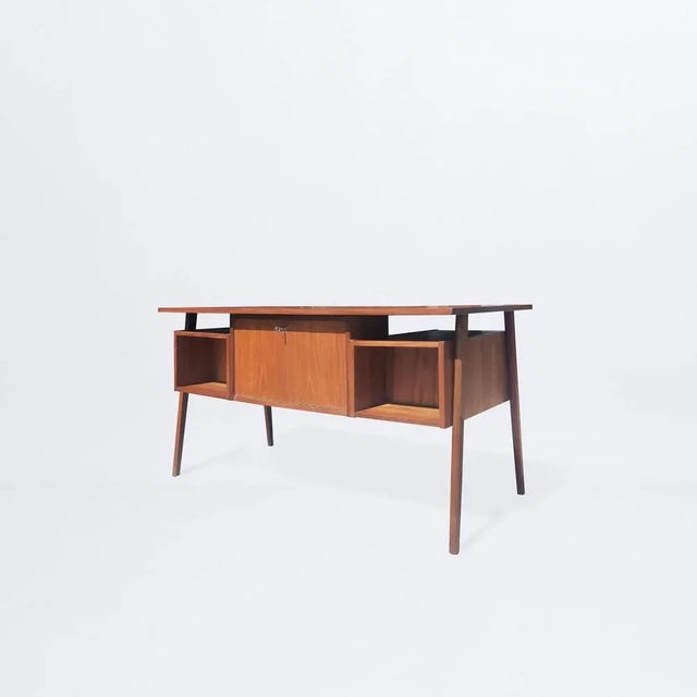 Vintage Desk with Drawers, in Very Good conditions. Designed 1960 to 1969