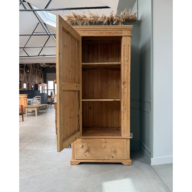 This victorian bonnetière in solid pine is a beautiful example of late 19th-century english domestic furniture. Simple,...