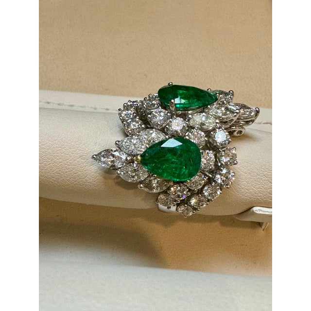Green Two Pear Shape 5.5 Ct Emerald & 8.5 Ct Diamond Ring, 18k White Gold Size 6 For Sale - Image 8 of 8