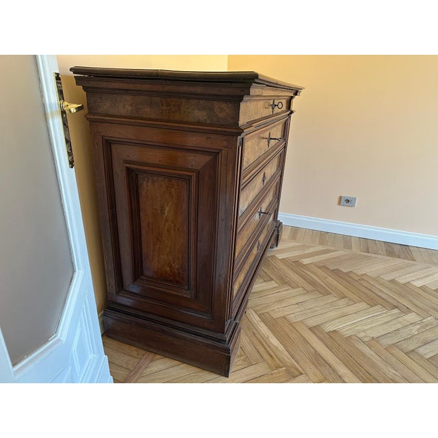 Walnut Dresser, 18th Century For Sale - Image 5 of 7