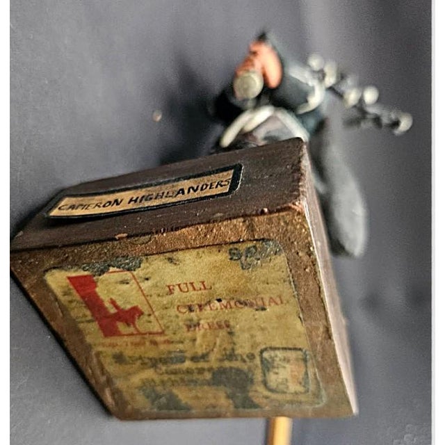 Metal Vintage 1950s Sentry Box Reed England British Officer Pipes of Cameron Highlanders Figure For Sale - Image 7 of 8