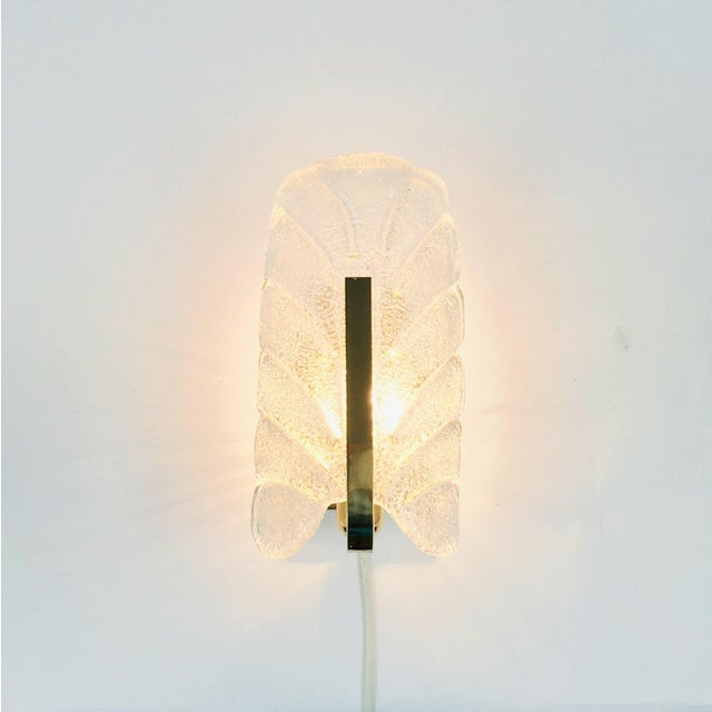 1970s Scandinavian Leaf-Shaped Glass and Brass Wall Light by Carl Fagerlund for Orrefors, Sweden, 1960s For Sale - Image 5 of 10
