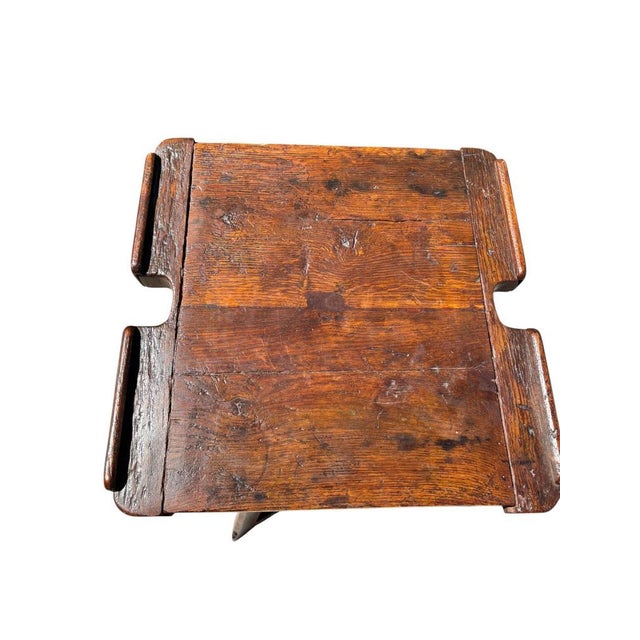 Gothic style sculptor's stand in solid oak dating from the 19th century.