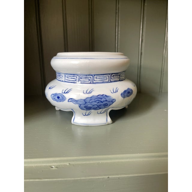 Unusual ceramic chinoiserie stand with blue and white Asian motif. Made in the Late 20th Century