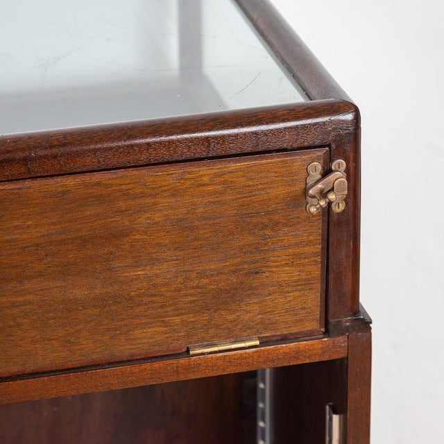 1920s 20th Century Mahogany Display Cabinet, 1920s For Sale - Image 5 of 15