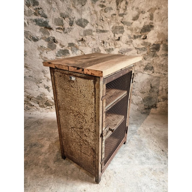 Industrial French Military Metal Storage Cabinet with Oak Top & Wooden Shelves for Ministère De Lair, 1956 For Sale - Image 10 of 18