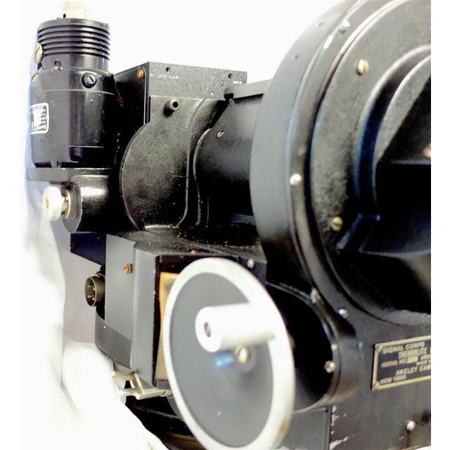 Metal Akeley 35mm Camera. Us Army 35mm Cinema Tracking Camera as Sculpture Circa Mid 20th For Sale - Image 7 of 7