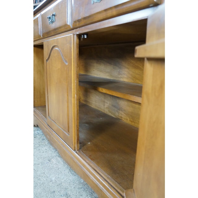 1990s Nathan Hale Maple Early American Colonial Revival China Cabinet Hutch 67" For Sale - Image 14 of 18