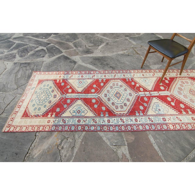 ✂ - - - - - m e a s u r e m e n t s: 3’6” x 14’8”, 106.7cm x 447cm, 24 Lbs C O L O R S Base color: brick red Accents:...