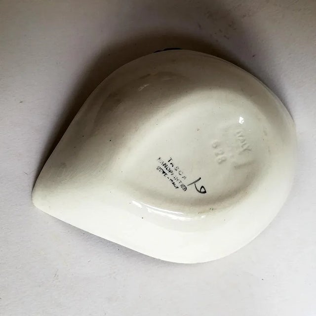 This centrepiece has ceramic decoration in yellow and black stripes.