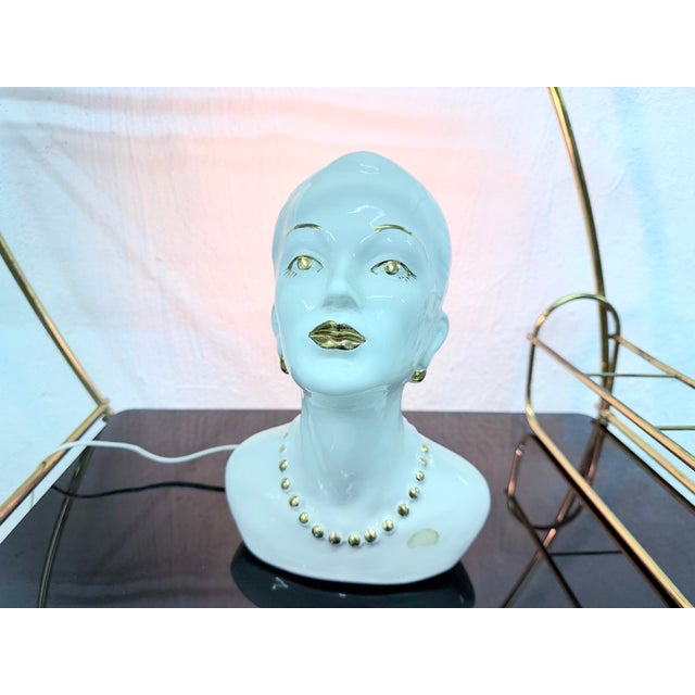 Small table lamp in the shape of a woman's head, dating from the 1970s or 80s, single bulb, E14 socket. Ceramic. Good used...